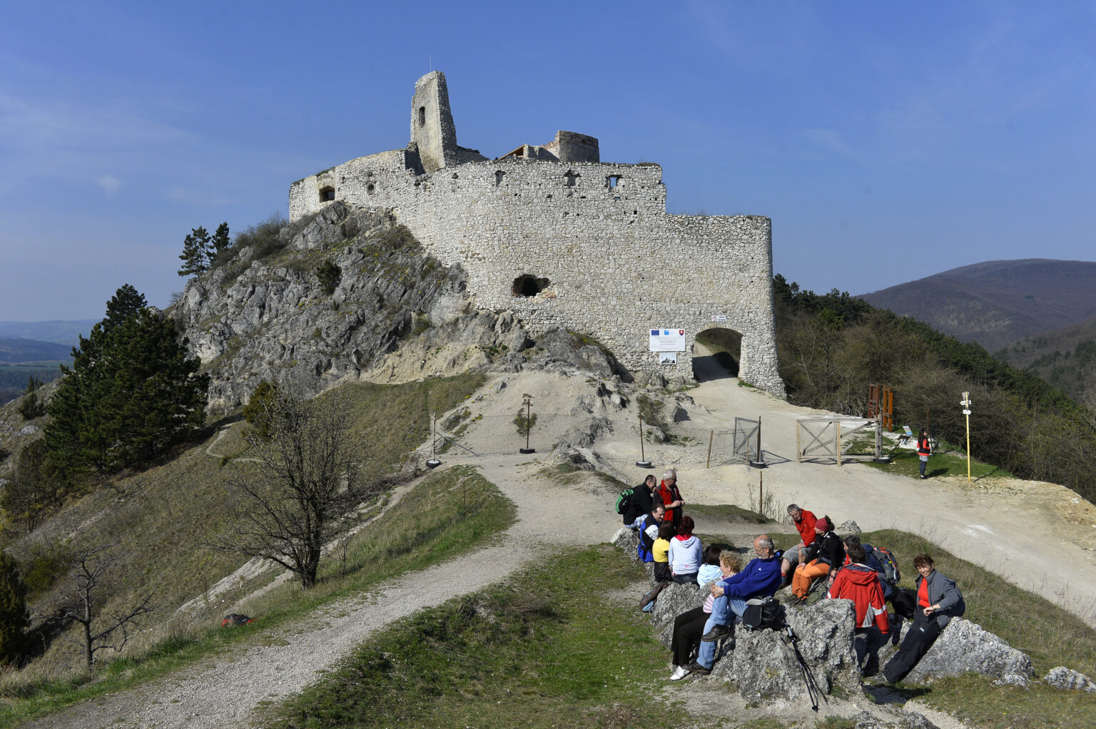 Turisti na Čachtickom hrade. Foto: Radovan Stoklasa/TASR