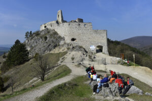 Turisti vyhľadávajú v Trenčianskom kraji temné miesta. Prečo ich priťahujú?