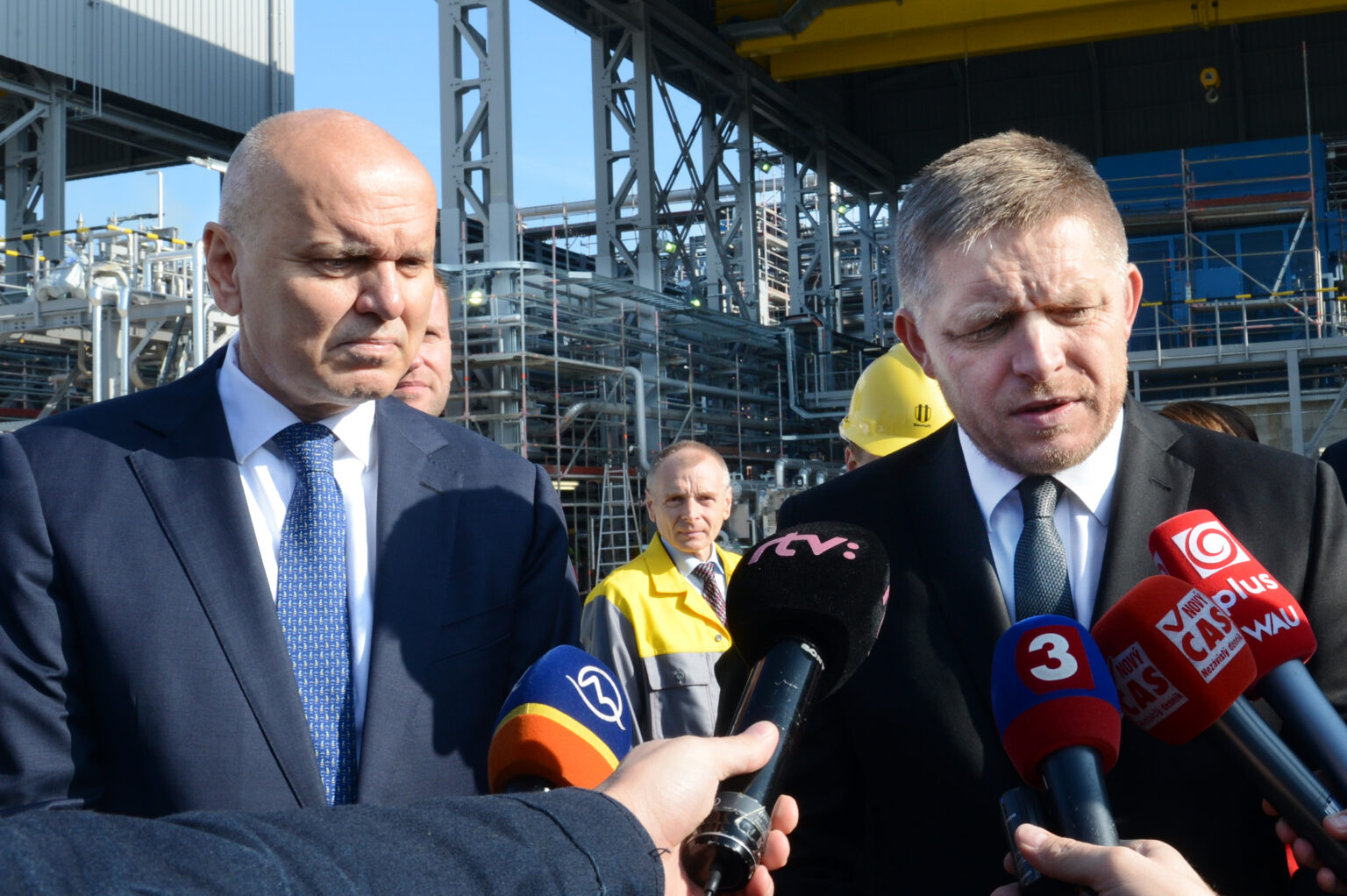 Generálny riaditeľ Slovnaftu Oszkár Világi a predseda vlády Robert Fico. Foto: Štafan Puškáš/TASR