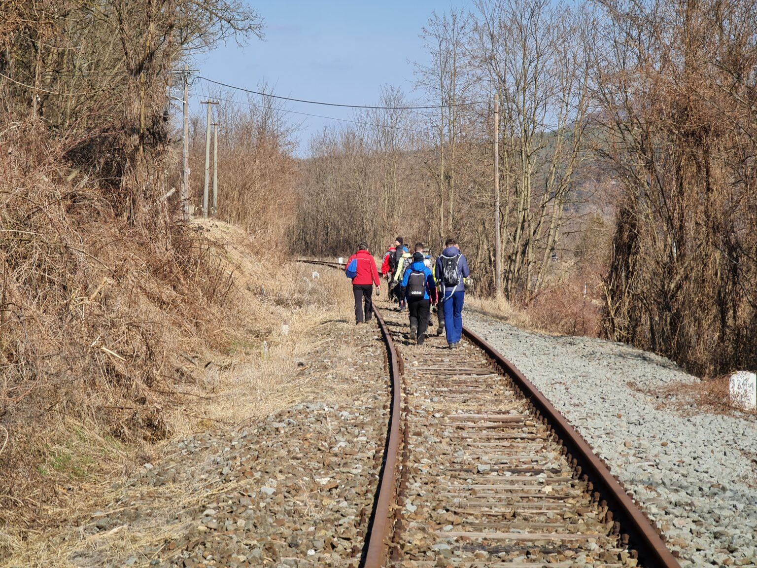 Železničnú trať pri Šiatorskej Bukovinke občas využijú turisti i miestni na skrátenie si cesty. Vlaky tu už vyše 20 rokov nejazdia. Foto: Branislav Caban