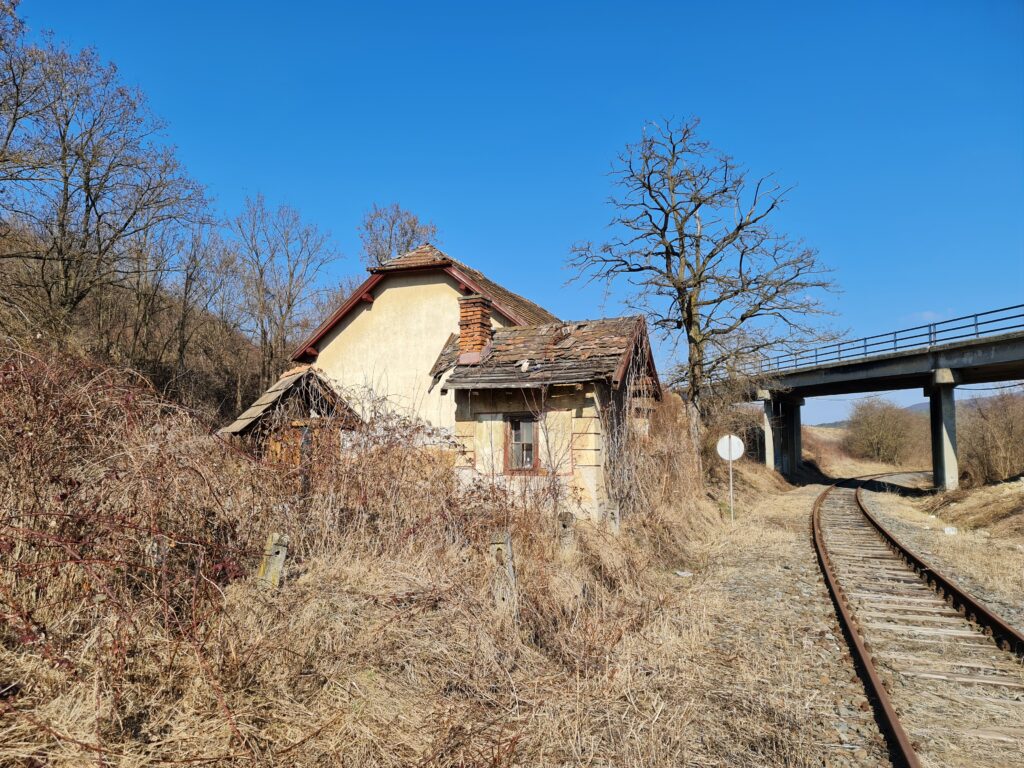 Mnohé železničné domčeky a iné objekty pri trati Fiľakovo - Somoskőújfalu chátrajú. Foto: Branislav Caban