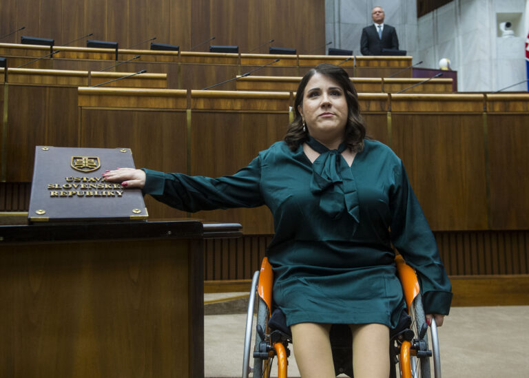 Progresívci chcú zvýšiť strop príjmu rodičov opatrujúcich zdravotne znevýhodnené deti