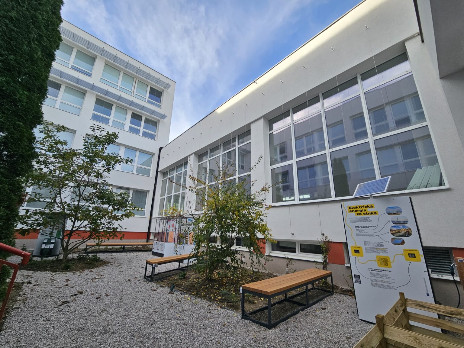Modernizácia budovy ZŠ A. Dubčeka prebiehala aj na viacerých miestach exteriéru. Foto: MČ Karlova Ves