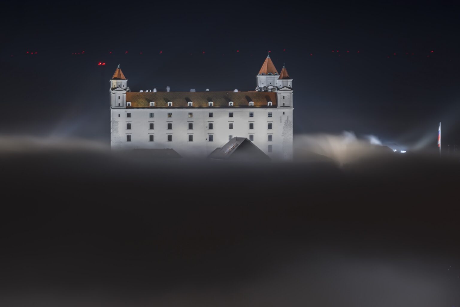 Bratiskavský hrad v hmle. Foto: Jaroslav Novák/TASR
