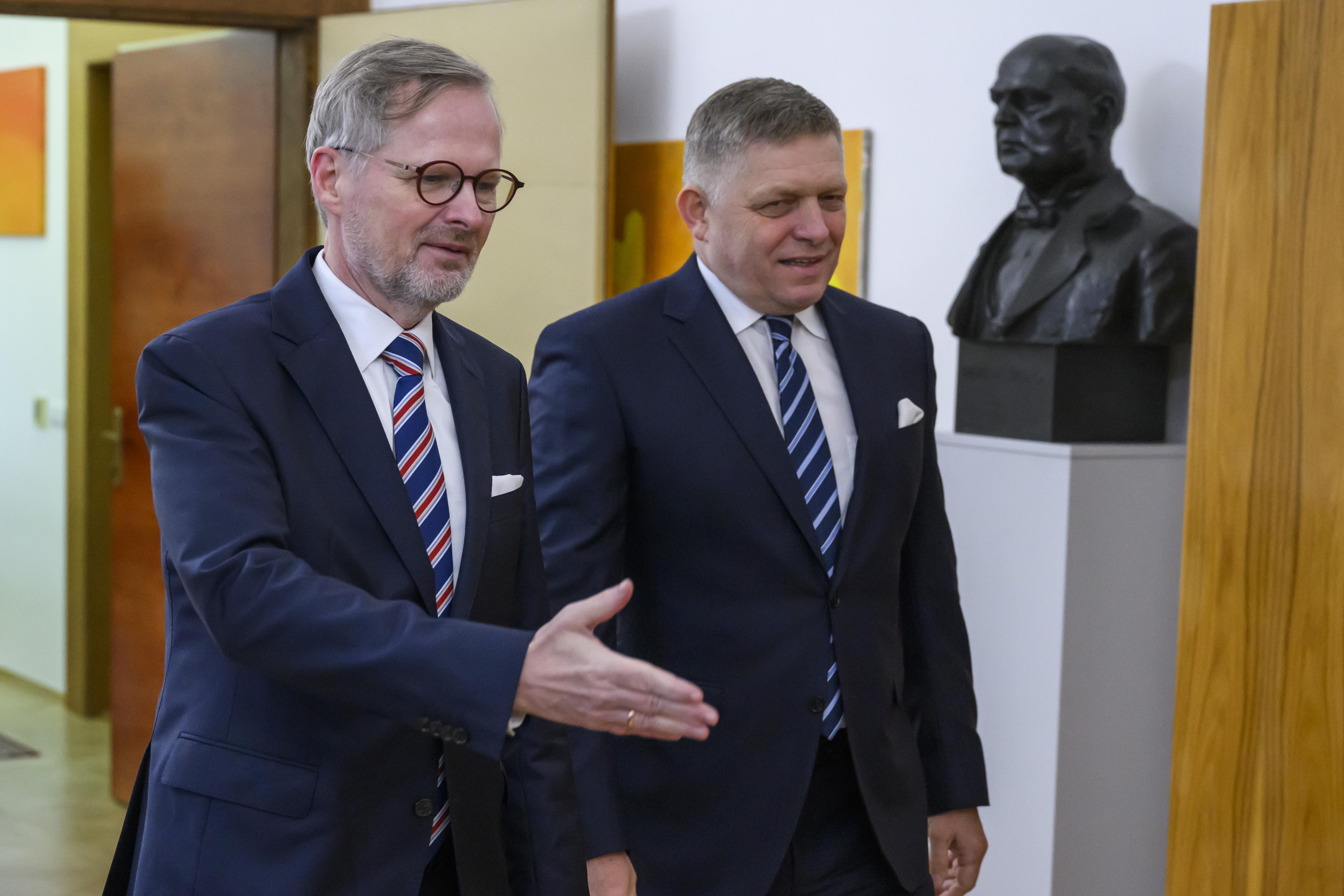 Premiéri Slovenska a Česka kritizovali parížsky samit o európskej bezpečnosti