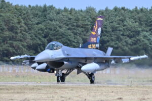 F-16 pristáva na letisku Kuchyňa.