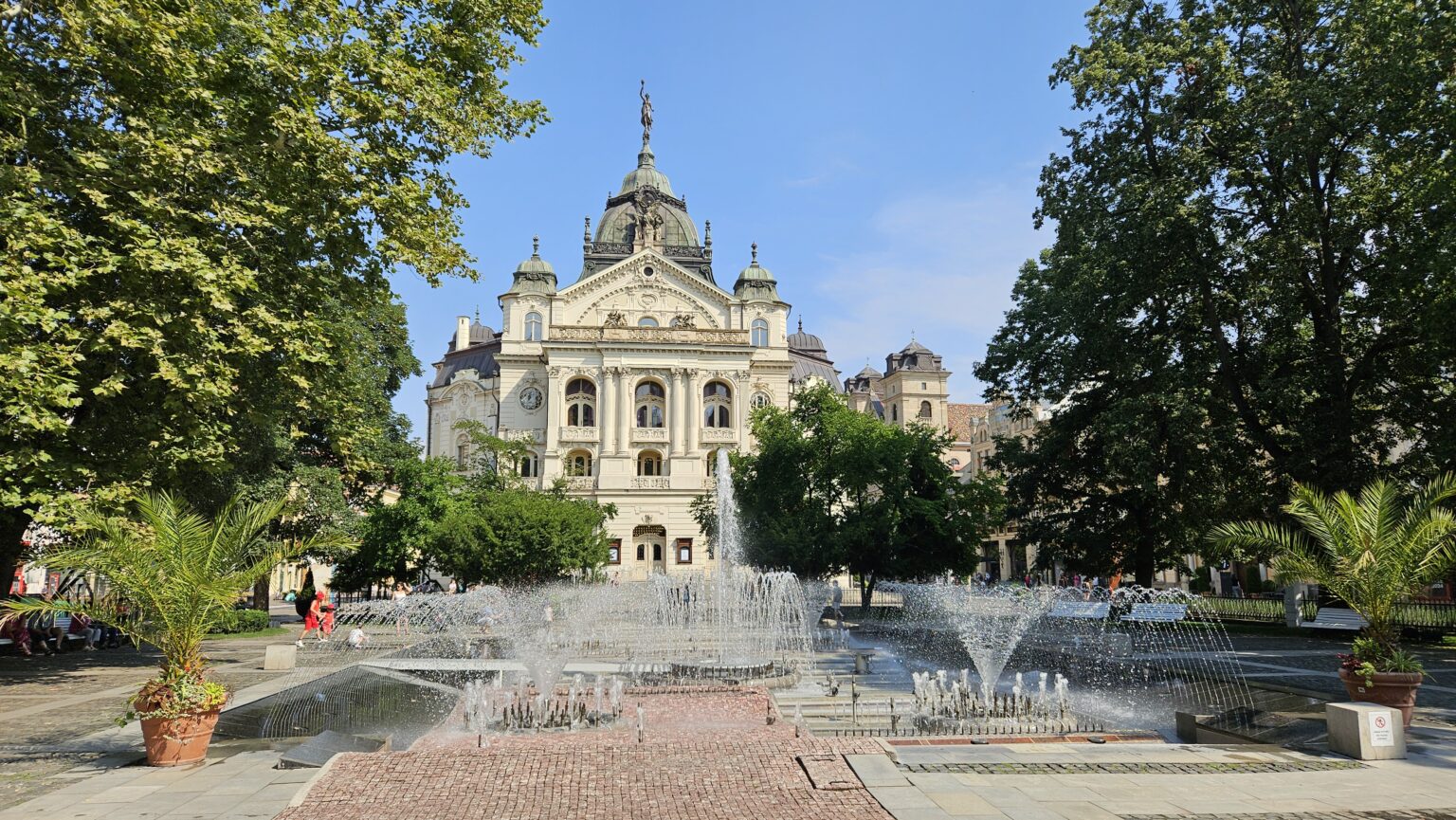 Košickú atmosféru vytvára aj fontána a Národné divadlo. Foto: Boris Macko