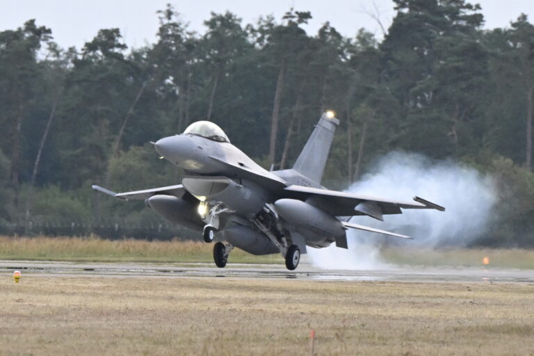 Významný okamih pre ozbrojené sily: Prvé dve stíhačky F-16 pristáli a prešli slávobránou
