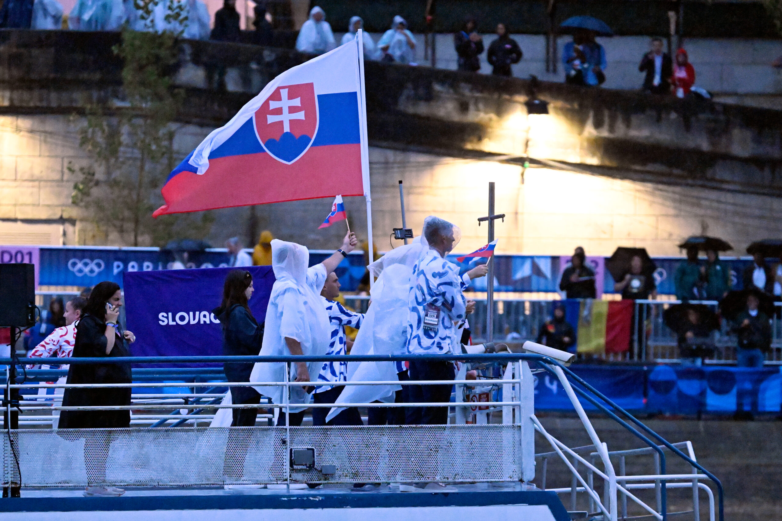 Olympiáda v Paríži: Slovenská výprava sa preplavila po rieke Seina, objavili sa drag „umelci“
