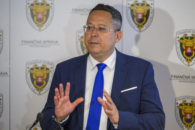 Minister financií predstavil koaličnej rade konsolidačné opatrenia