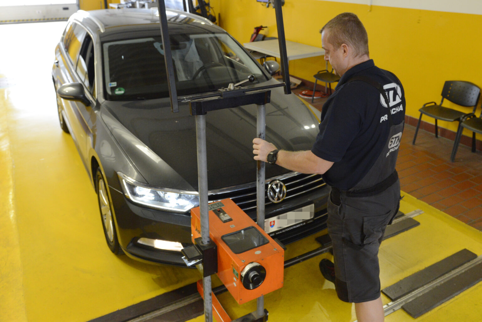 Osobný automobil na technickej kontrole.
Foto: Milan Kapusta / TASR