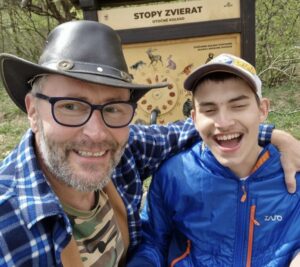 Synovi s vývojovou poruchou ukazuje svet netradičným spôsobom. Zdolali Alpy aj Ameriku