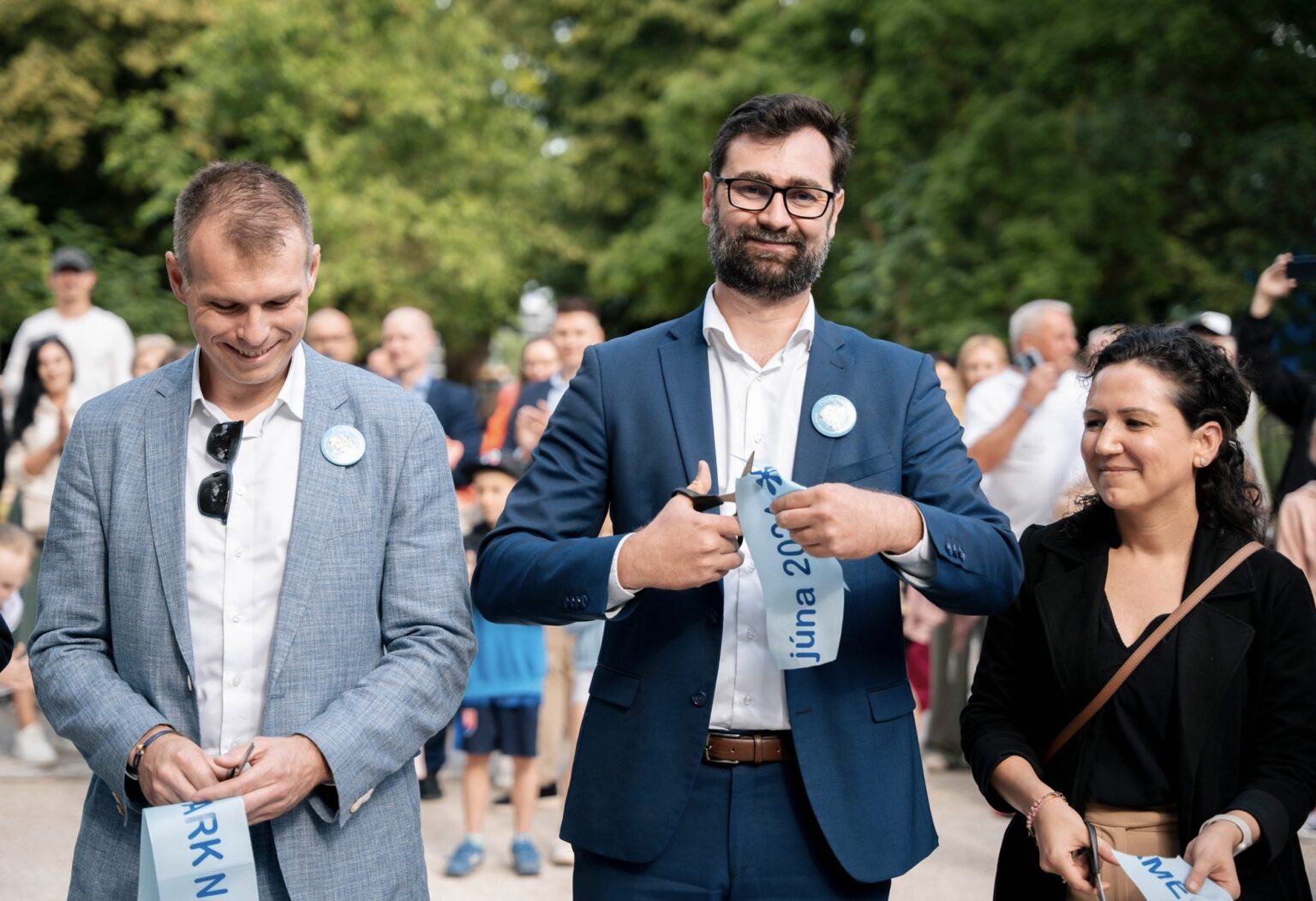 Primátor Nitry Marek Hattas (v strede) na otvorení zrevitalizovaného parku. Foto: Marej Hattas/FB