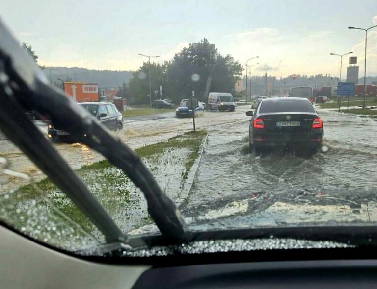 Zvolen a okolie zasiahli silné búrky. Padali stromy aj nadrozmerné krúpy