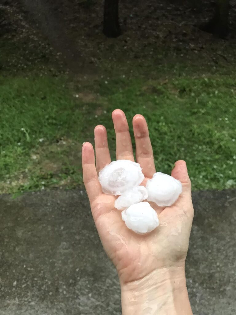 Krúpy po supercelárnej búrke v okolí Zvolena. Foto: R. Babicová/Facebook SHMU