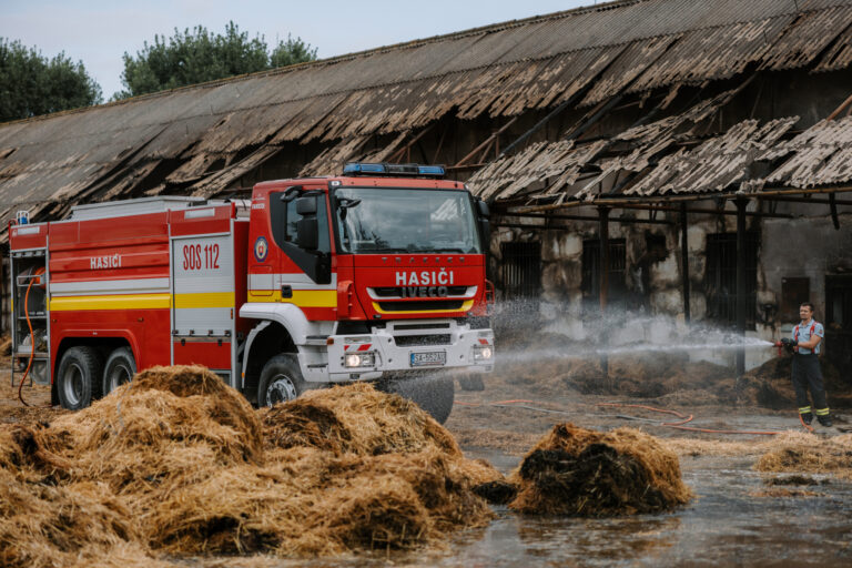 S požiarom stajne koní bojovali hasiči viac ako 18 hodín. Škody sú v státisícoch eur