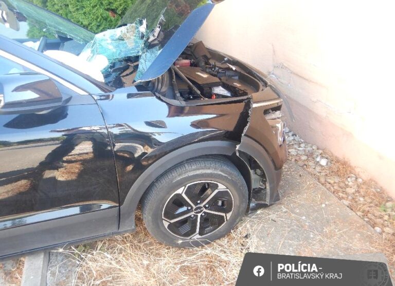 Policajti boli svedkami netradičnej dopravnej nehody, spôsobil ju len 11- ročný chlapec