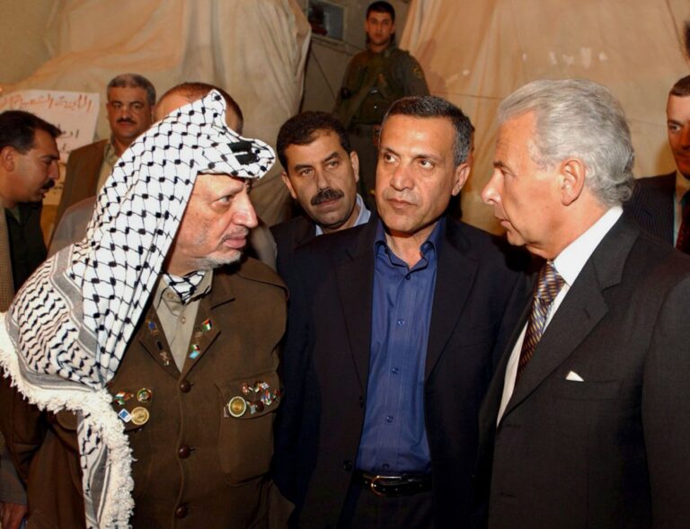 Ramalláh – Palestínsky líder Jásir Arafat počúva lorda Levyho, vyslanca britského premiéra Tonyho Blaira pre oblasť blízkeho Východu 22. septembra pred ich rokovaním v Arafatovom úrade v predjordánskom Ramalláhu. Foto: TASR/AP