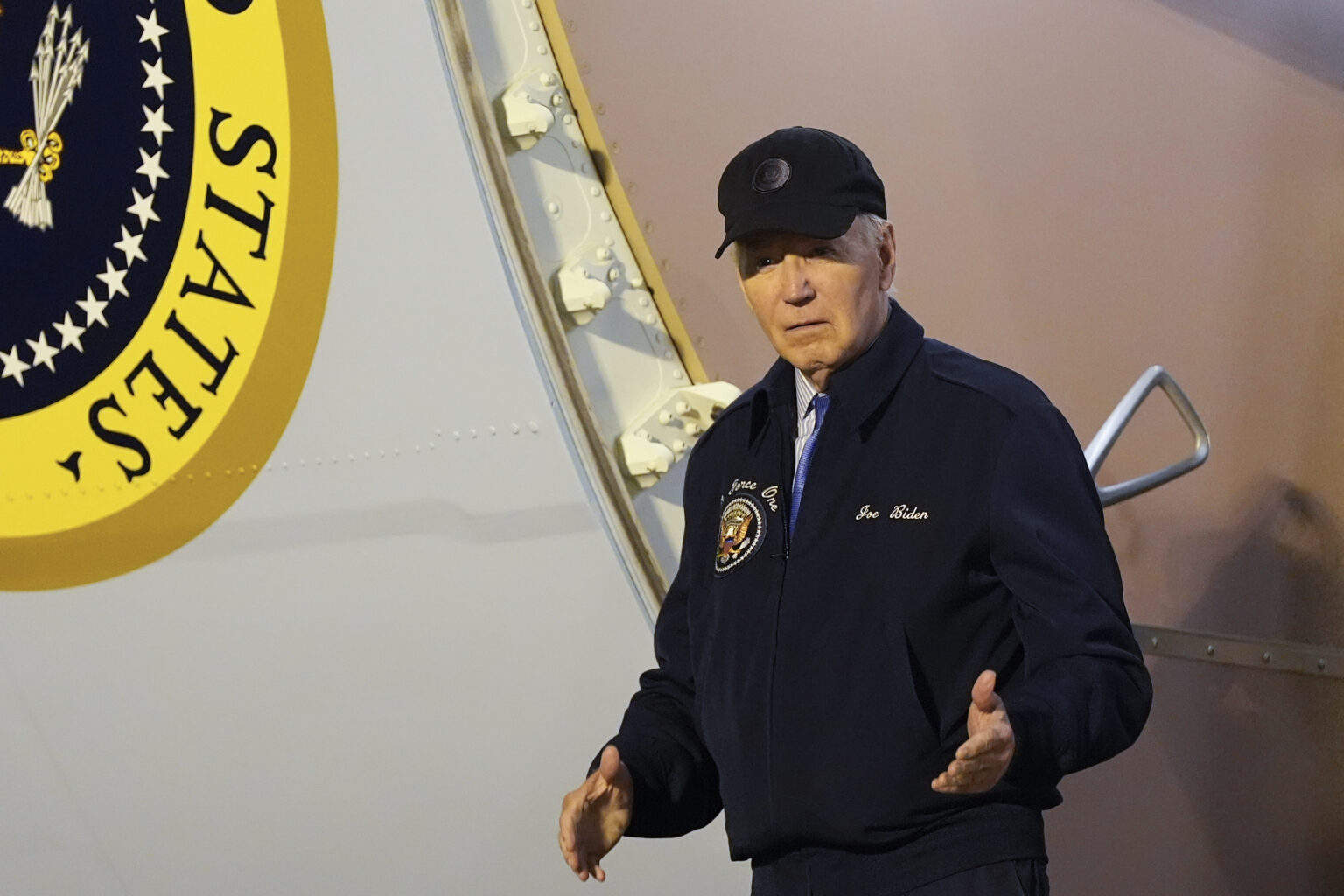 Prezident Joe Biden schádza po schodoch Air Force One na leteckej základni Dover v Delaware v stredu 17. júla 2024. Foto: TASR/AP