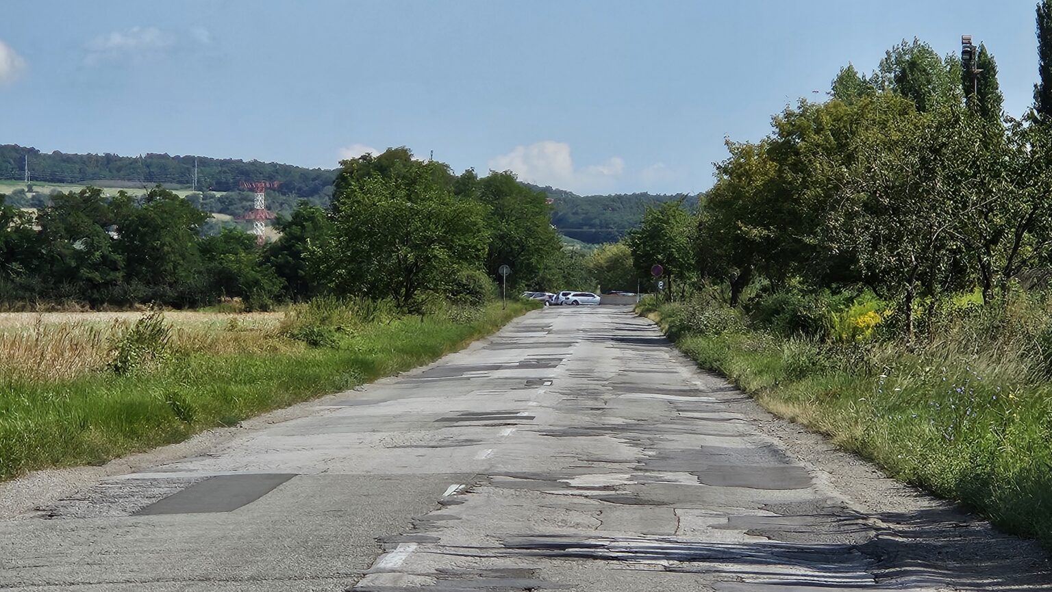 Niekoľkokilometrový úsek cesty medzi Šacou a Veľkou Idou potrebuje opravu ako soľ. Vyžaduje si to milióny eur. Foto: Redakcia