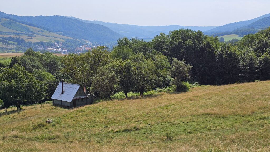 Chata na Mravcovom vŕšku, stojaca na mieste staršieho objektu. Napravo od nej, v lese, údajne stála Mravcova usadlosť. Foto: Branislav Caban