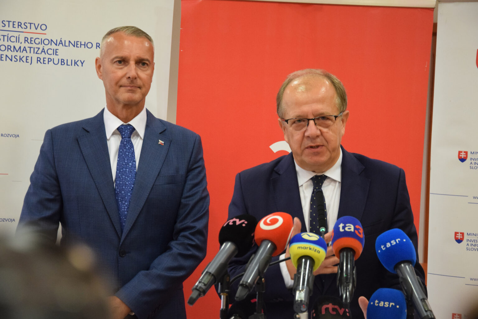 Richard Raši (vľavo) a primátor mesta Trenčín Richard Rybníček. Foto: Rasťo Harakal/ Štandard