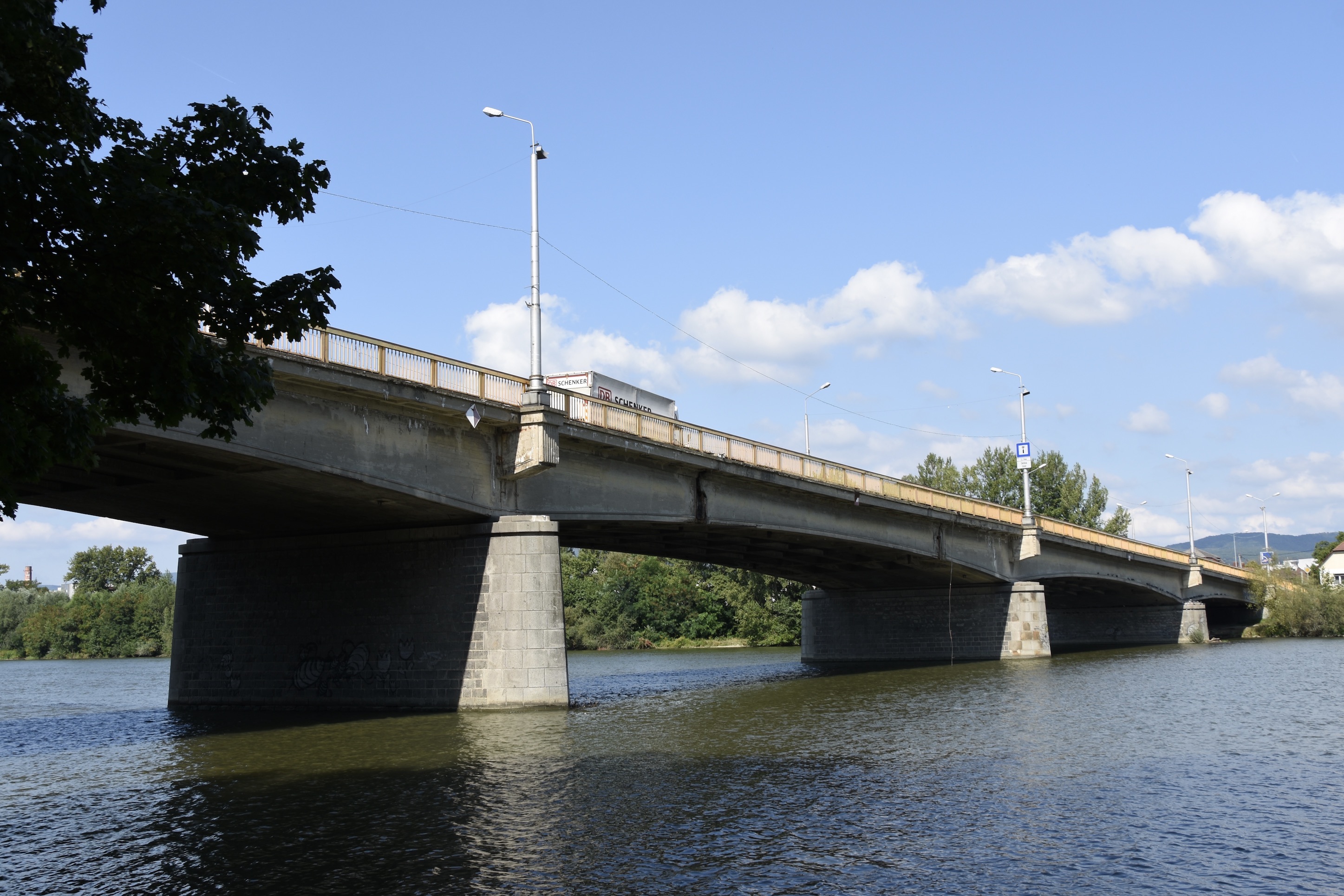 Rekonštrukciu trenčianskeho mosta opäť odložili. Projekt zabrzdilo zlyhanie úradov