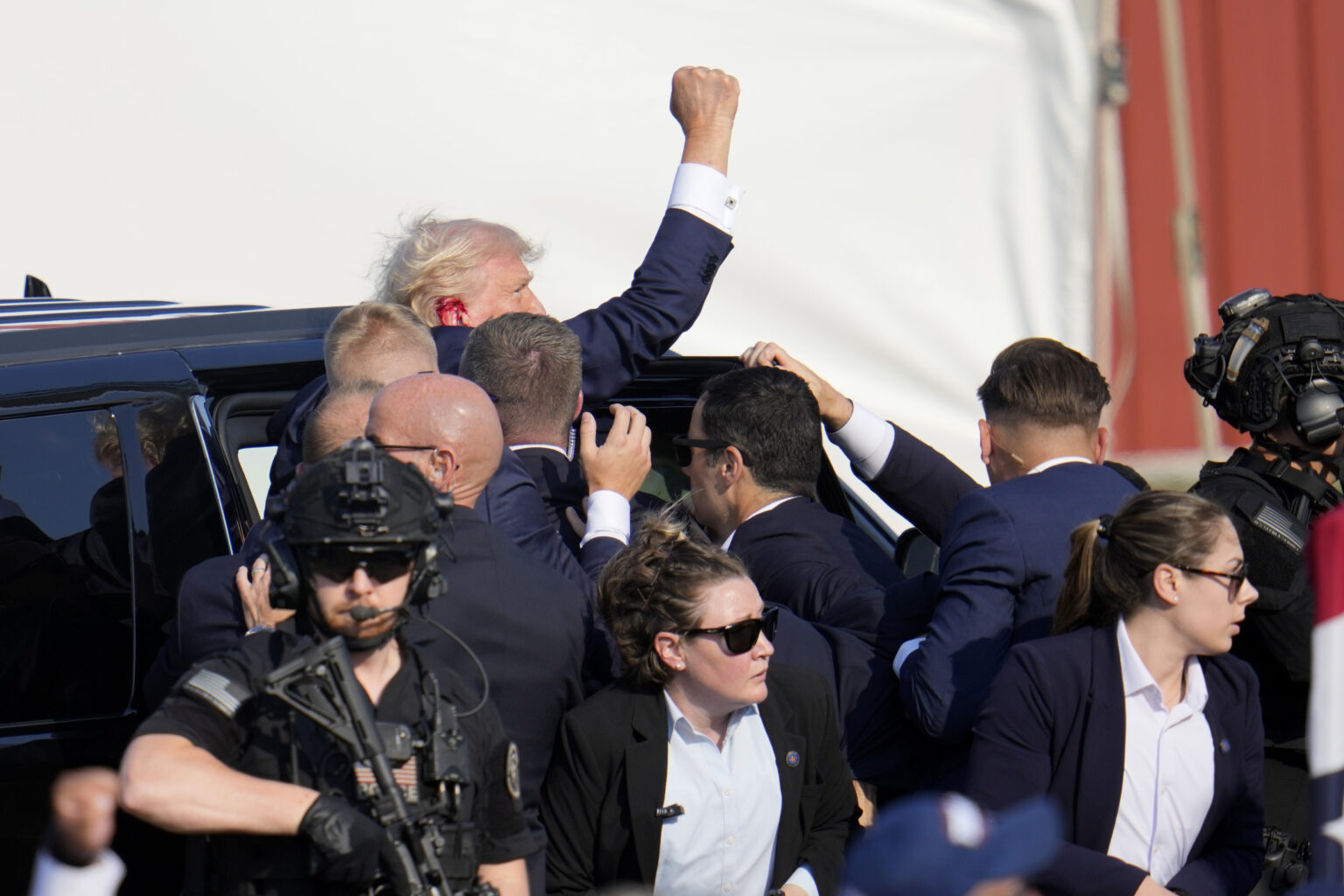 Donald Trump po atentáte. Foto: TASR/AP