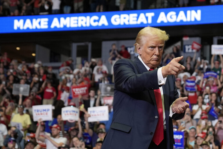 Republikánsky prezidentský kandidát, bývalý prezident Donald Trump, reaguje po prejave na predvolebnom mítingu v sobotu 20. júla 2024 v Grand Rapids v Michigane. Foto: TASR/AP