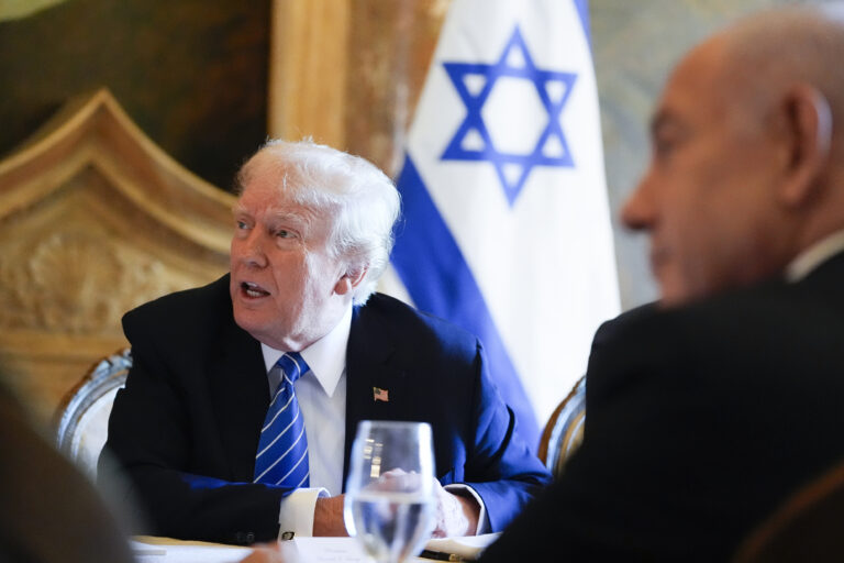 Trump na stretnutí s Netanjahuom kritizoval Harrisovú za poznámky o obetiach v Gaze