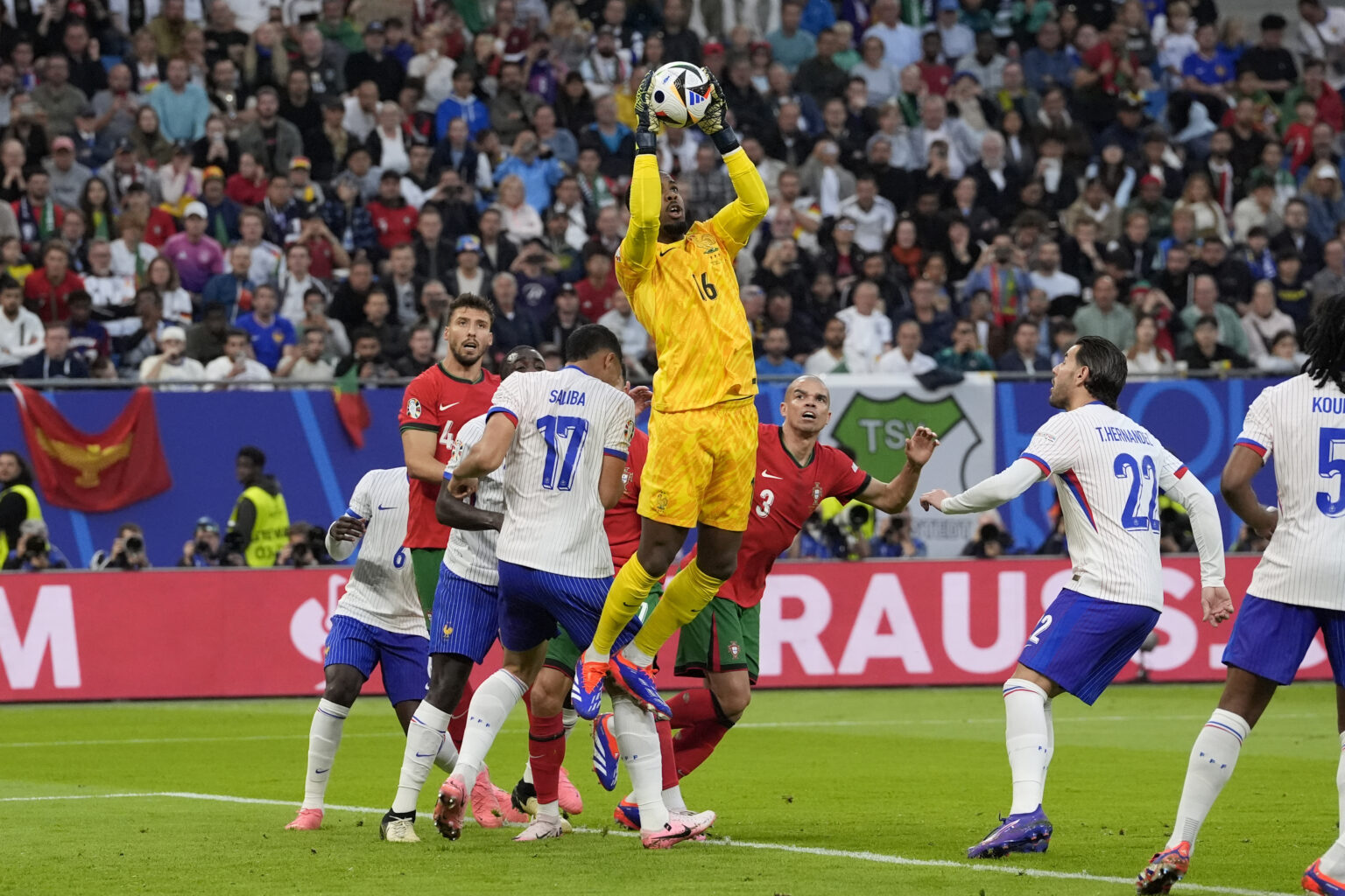 Štvrťfinálový zápas Francúzsko - Portugalsko. Foto: TASR/AP
