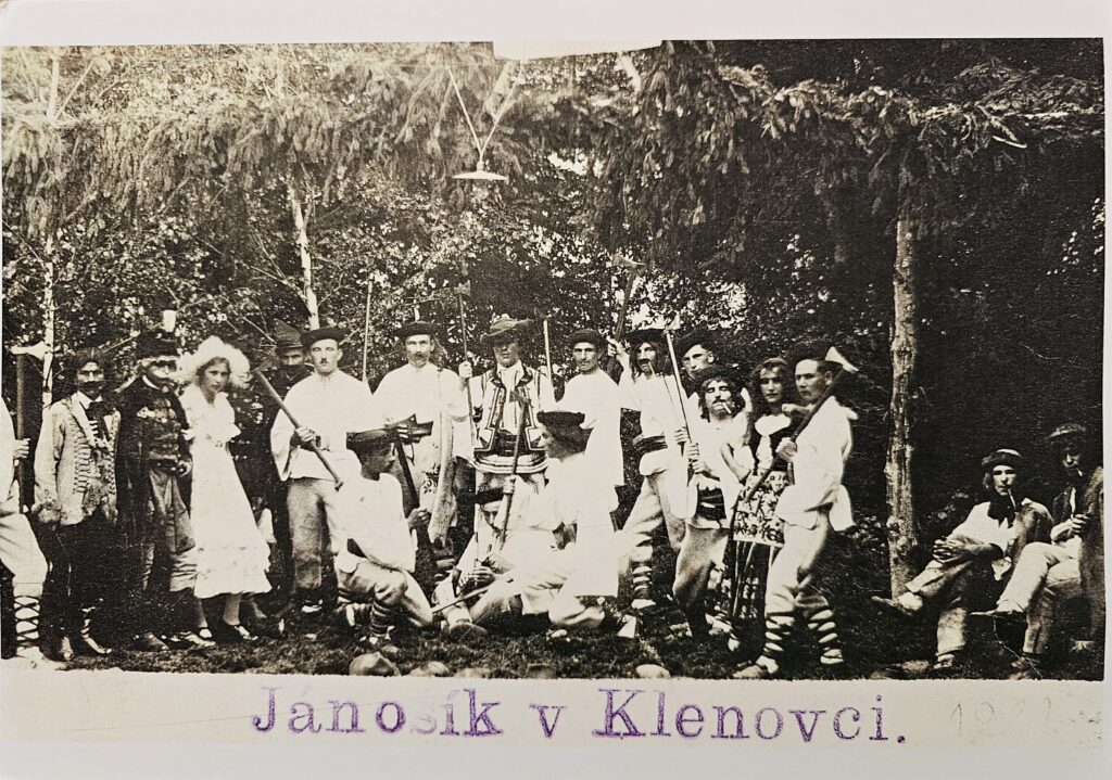 Fotografia klenovských ochotníkov, ktorí v 20. a 30. rokoch 20. storočia hrávali predstavenia o Jánošíkovi. Foto: Obecný úrad Klenovec