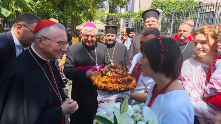Štátny sekretár Svätej stolice kardinál Pietro Parolin navštívil Ukrajinu. V prístavnom meste Odesa sa stretol s duchovenstvom a veriacimi, modlil sa za obete vojny a vyzýval na spravodlivý a trvalý mier.
Foto: X/Vatican News PL