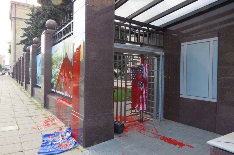 Vchod do areálu českého veľvyslanectva v Moskve niekto oblial červenou farbou