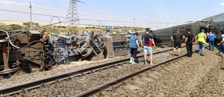 Vykoľajenie vlaku v Rusku si vyžiadalo minimálne dvoch mŕtvych a až sto zranených