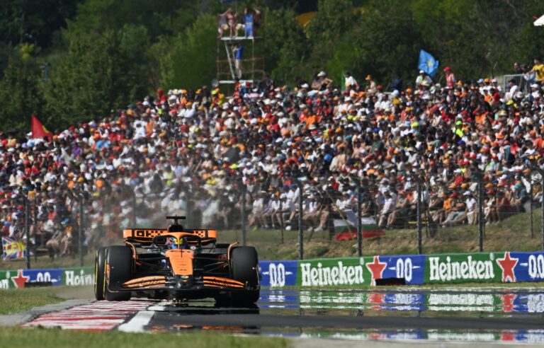 Austrálsky pretekár Oscar Piastri z tímu McLaren dosiahol svoje prvé víťazstvo v F1