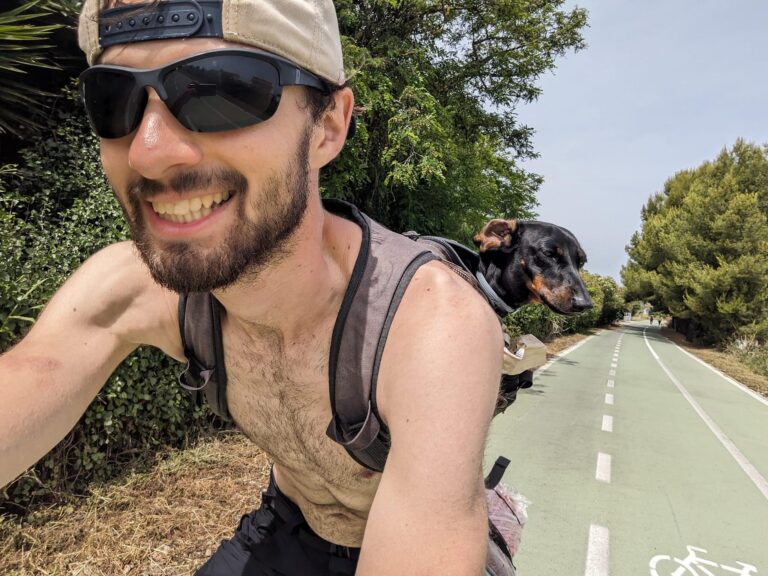Leto strávi na bicykli s ušatým spoločníkom. Finančný analytik objavuje Európu