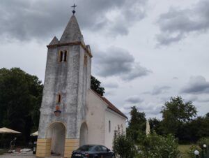 Kostol sv. Víta v Rusovciach je historický klenot. Bol prepojený s významnou princeznou