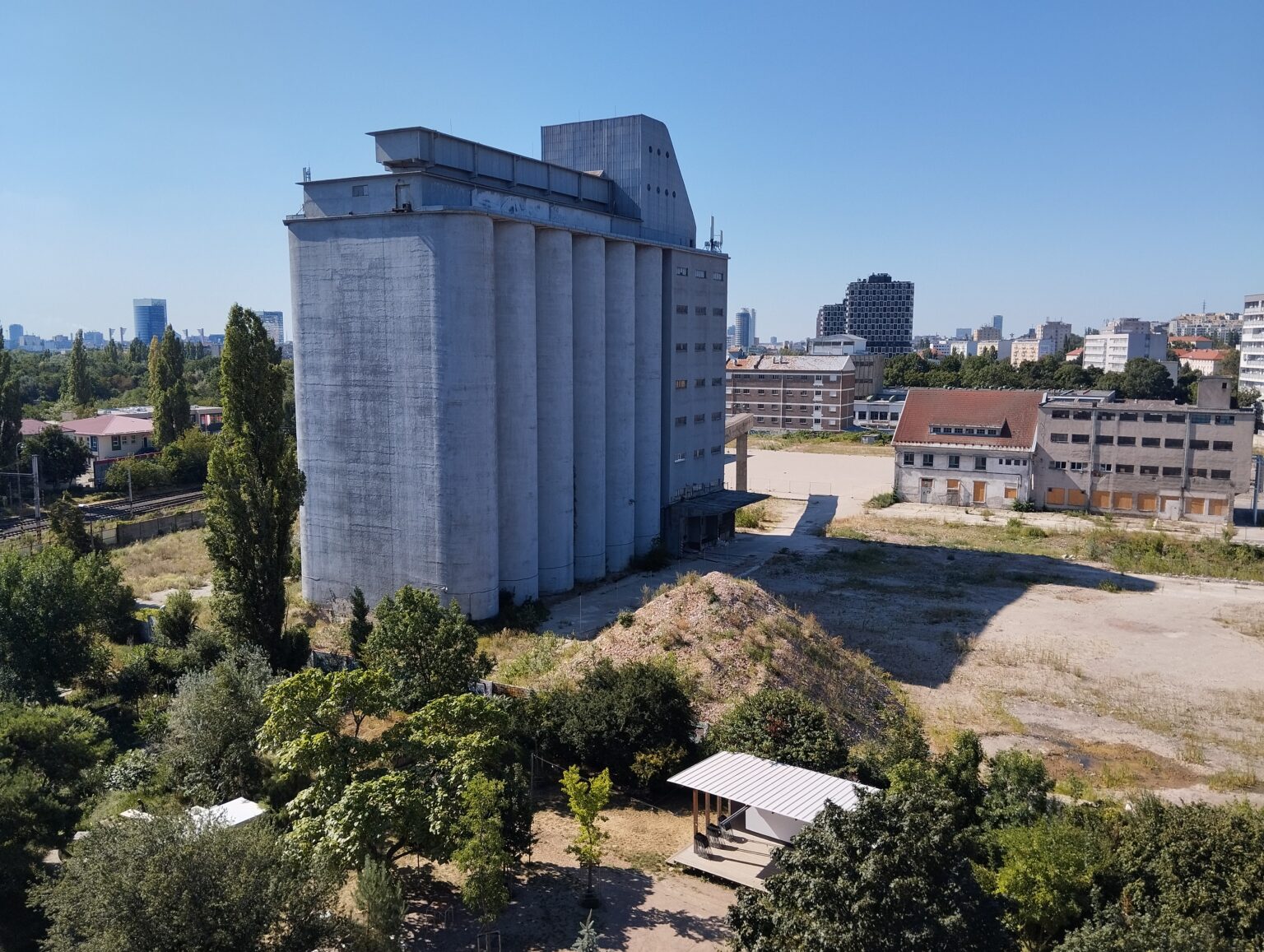 V opustenom objekte ostali budovy sila, vedľajšia zámočnícka dielňa a v pozadí Union mlyn, ktoré budú spolu s lisovňou  súčasťou novej Palmy. Foto: Ján Vida