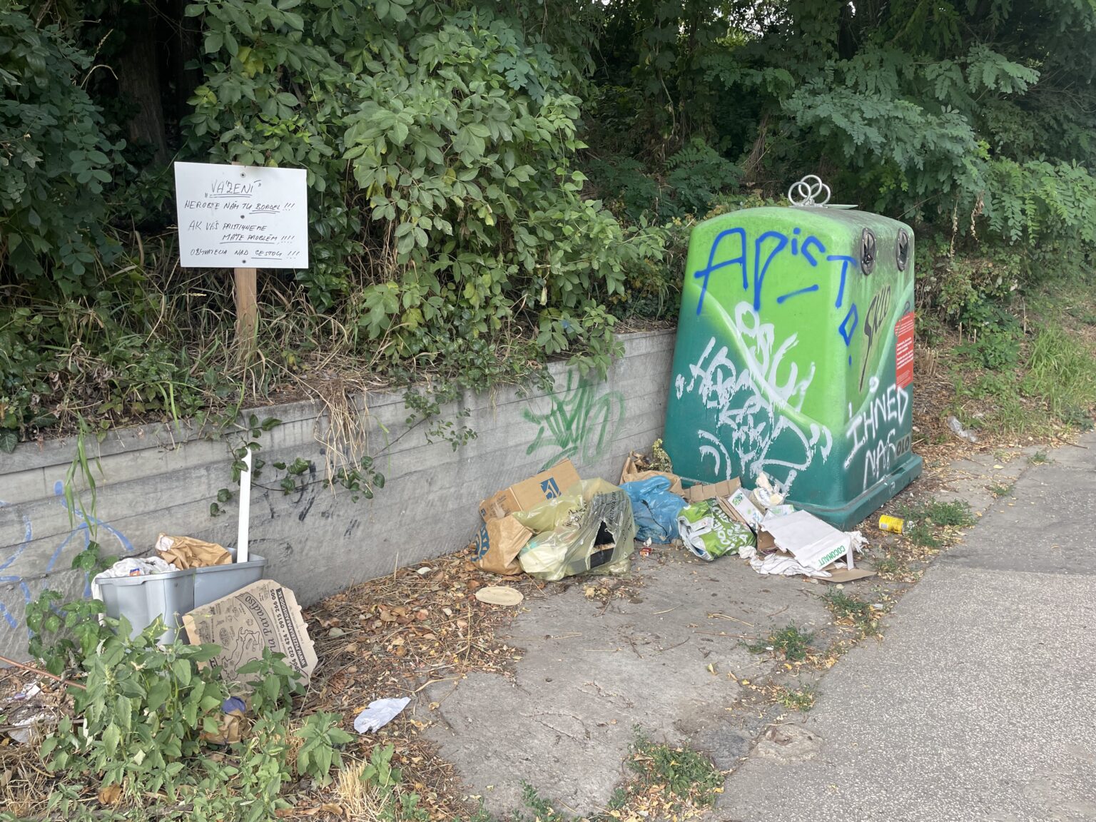 Kritická situácia s kontajnerovými stojiskami v Bratislave. Foto: Miroslava Pavlíková