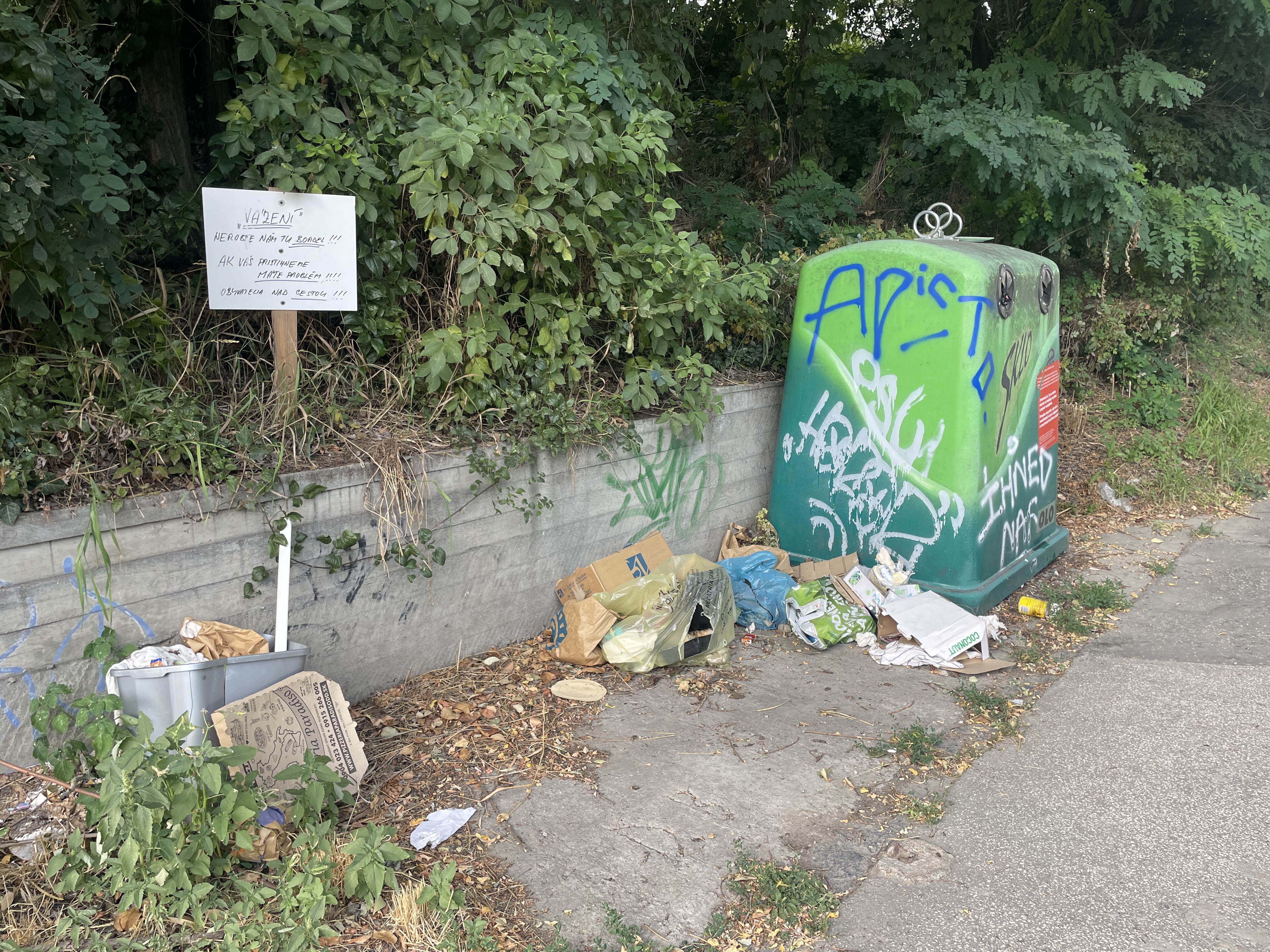 Kontajnerové stojiská len pre vyvolených? Bežní obyvatelia sa k dotácii dostanú ťažko