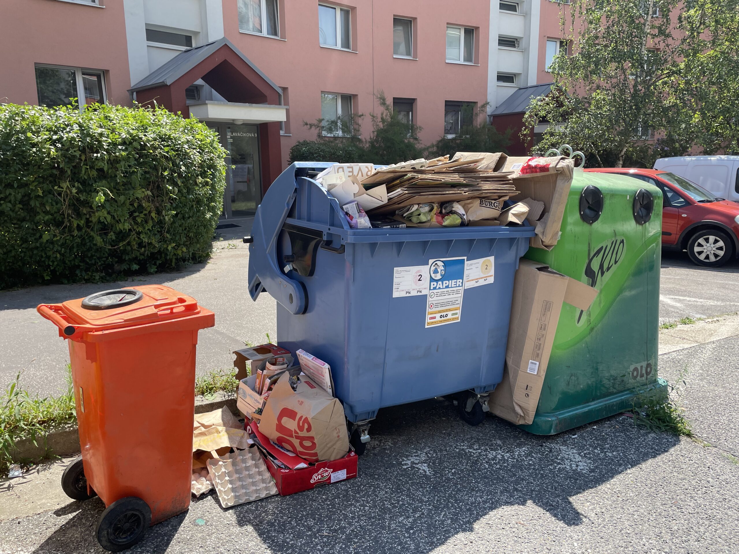 Na Hlaváčikovej ulici sú voľne stojace kontajnery na ceste. Ľudia ukladajú odpad aj mimo nich. Foto: Miroslava Pavlíková