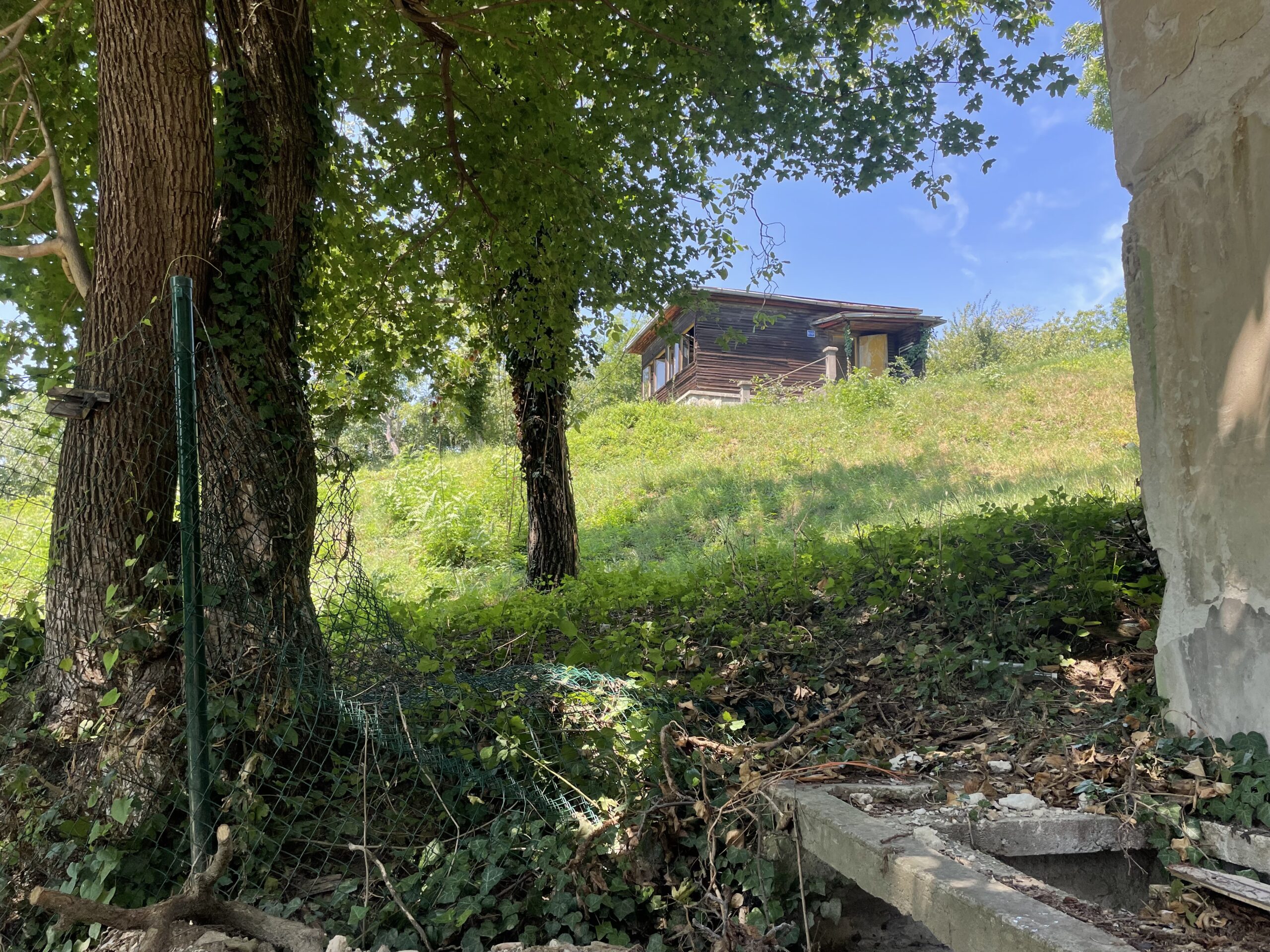 Poškodené oplotenie záhrad v oblasti nad Devínskou cestou. Foto: Miroslava Pavlíková