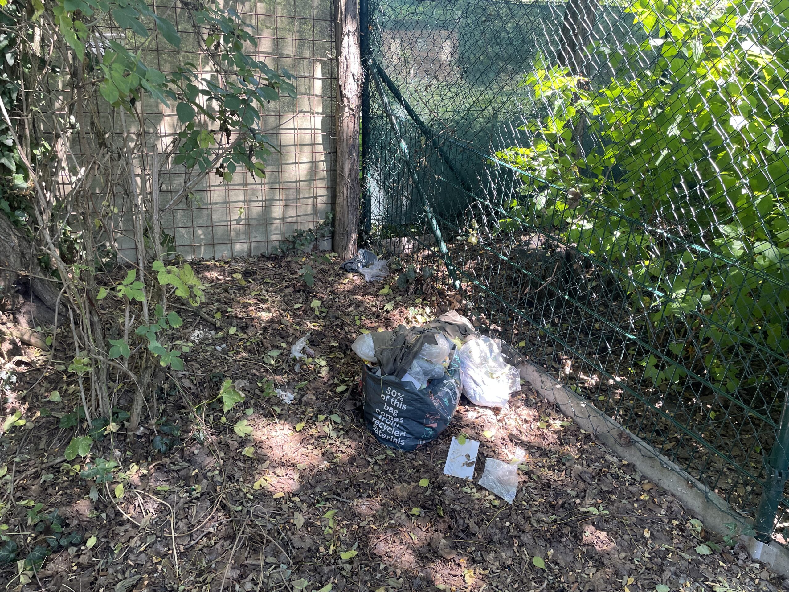 Znečisťovanie v okolí záhrad, ktoré rieši aj mestská polícia. Foto: Miroslava Pavlíková