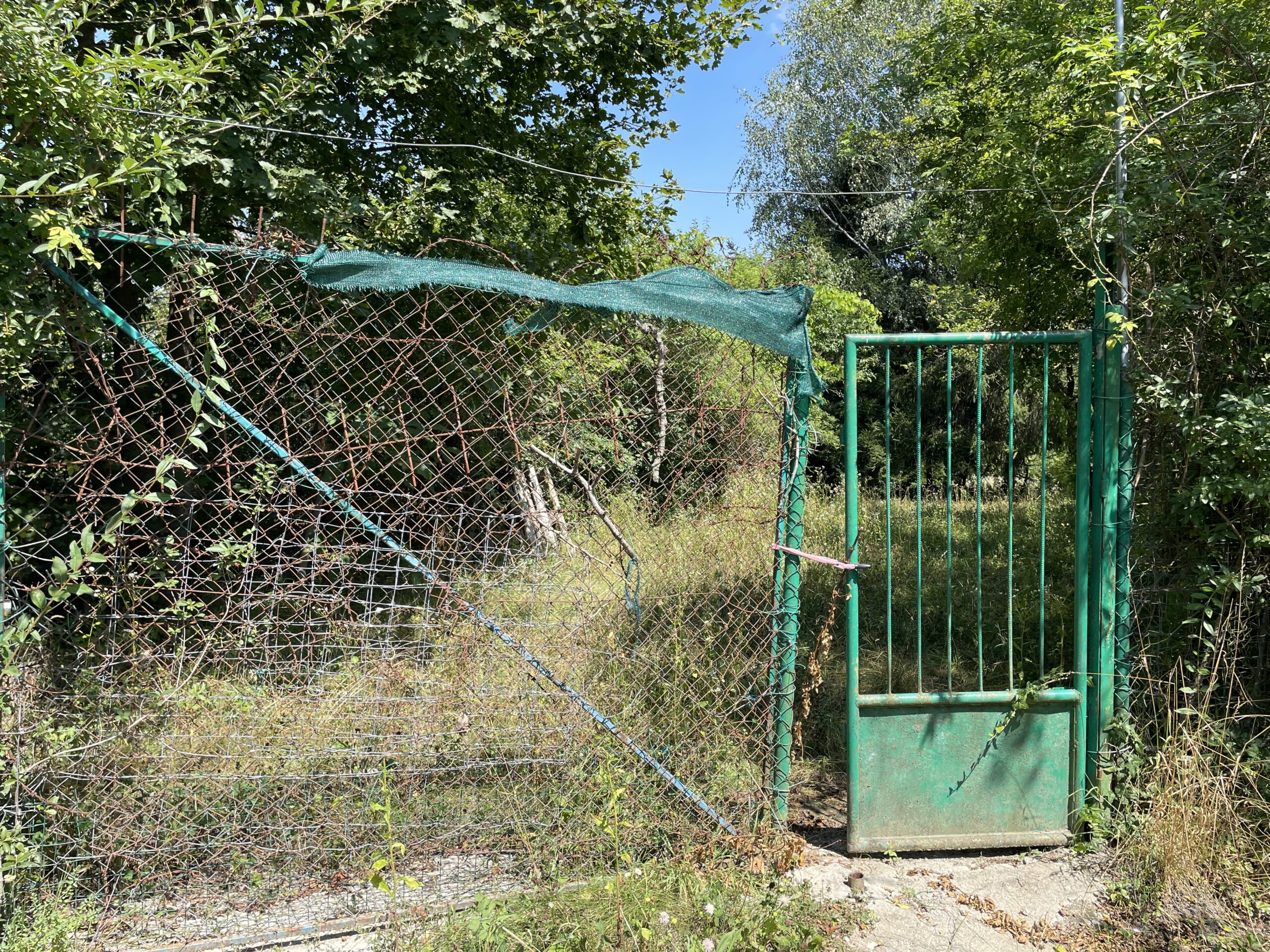 Za nie práve dokonalým oplotením sa skrýva pekná a veľká záhrada. Foto: Miroslava Pavlíková