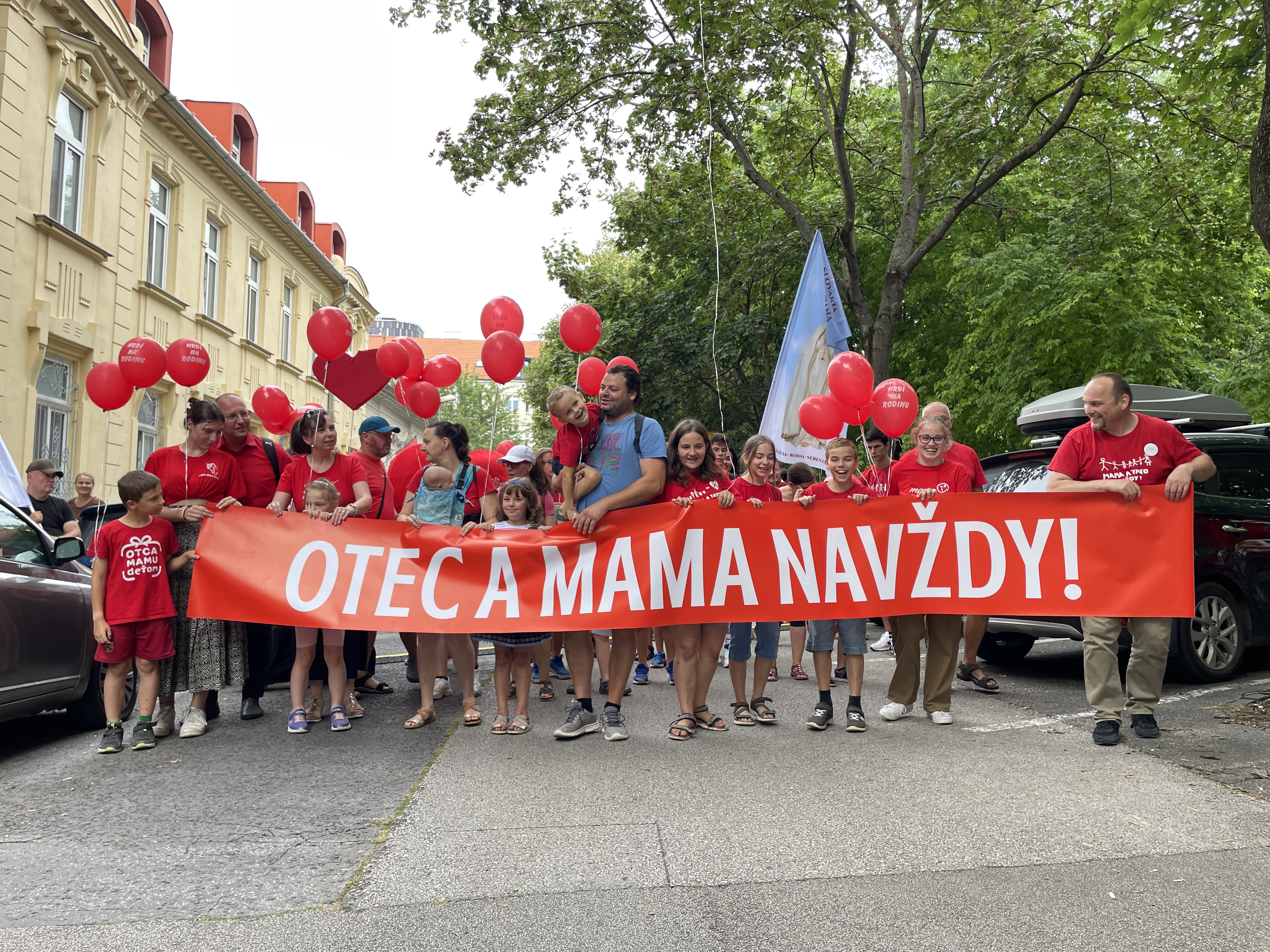 Človek je vyskladaný z otca a mamy, potrebuje oboch, zaznelo na pochode Hrdí na rodinu 
