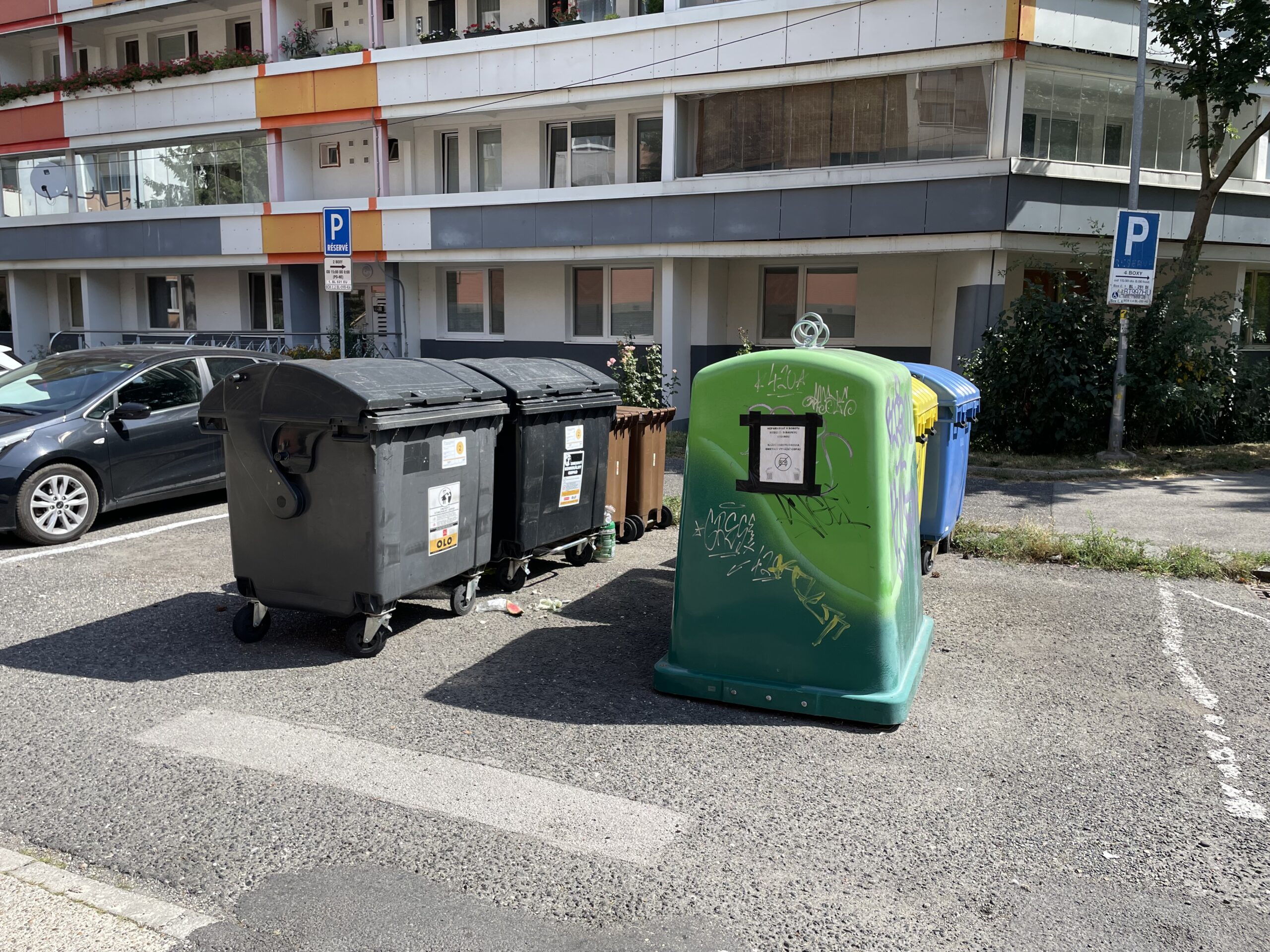 Kontajnery na Novackého ulici, stojace voľne na ceste, veľakrát narazia pri silnom vetre do áut. Foto: Miroslava Pavlíková