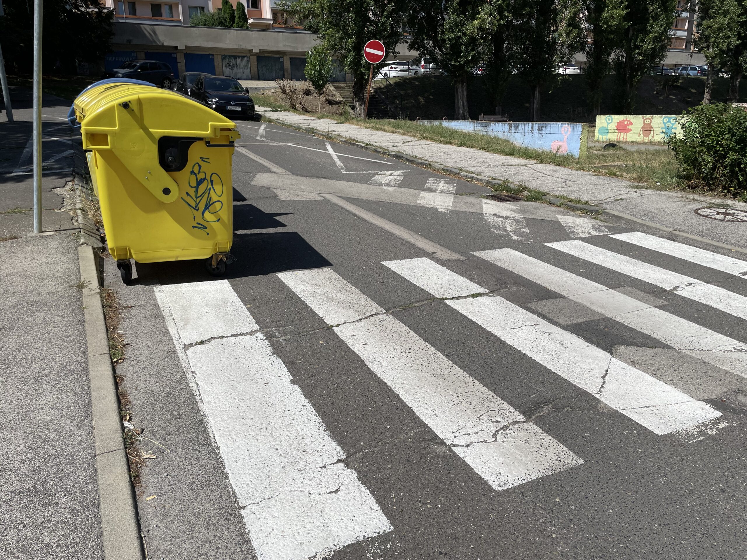 Na Suchohradskej ulici je ohrozená bezpečnosť detí pri prechode cez cestu. Foto: Miroslava Pavlíková