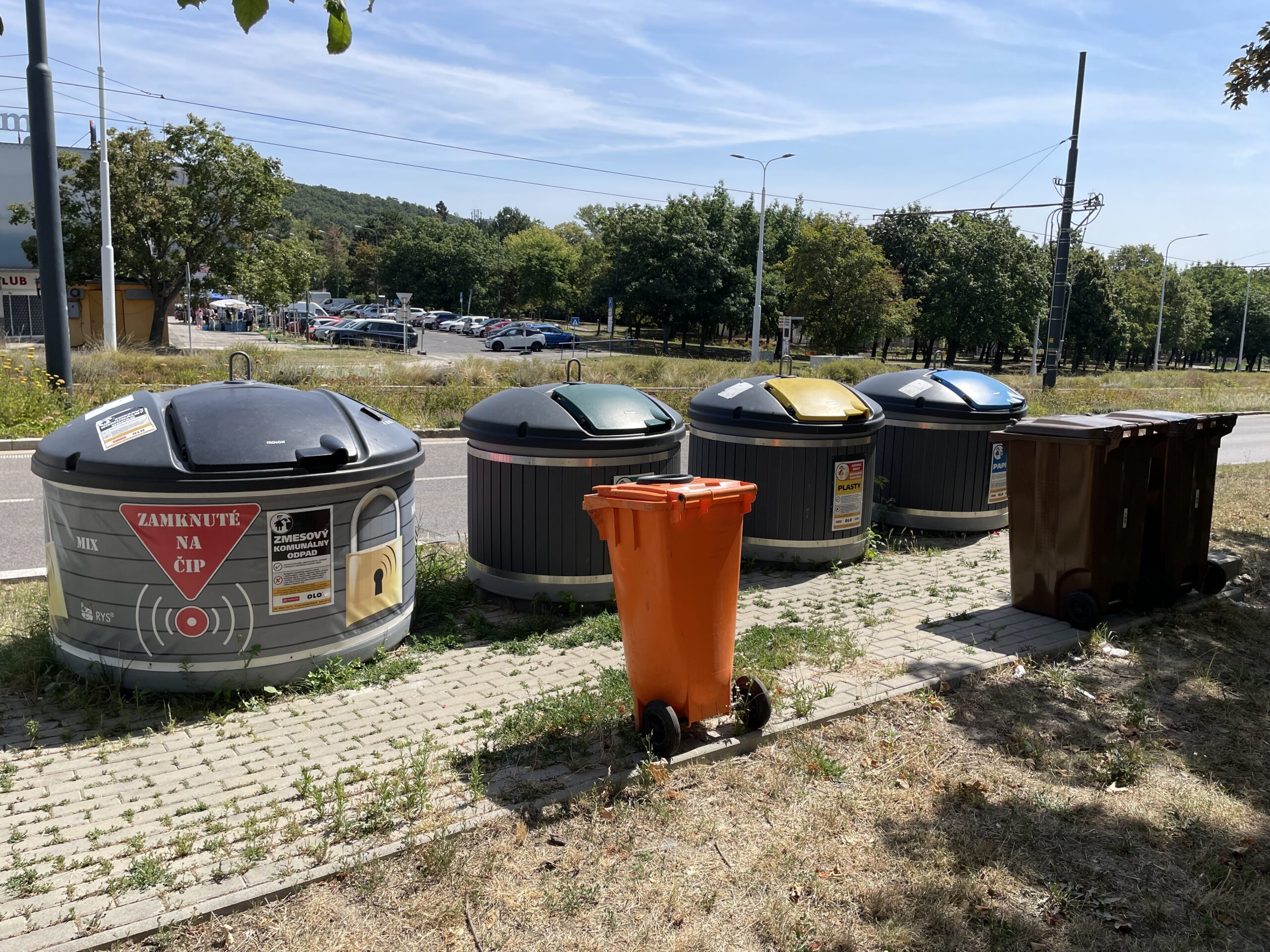 Nové polopodzemné kontajnery na čip na Karloveskej ulici, ktoré nepotrebujú stojisko. Foto: Miroslava Pavlíková