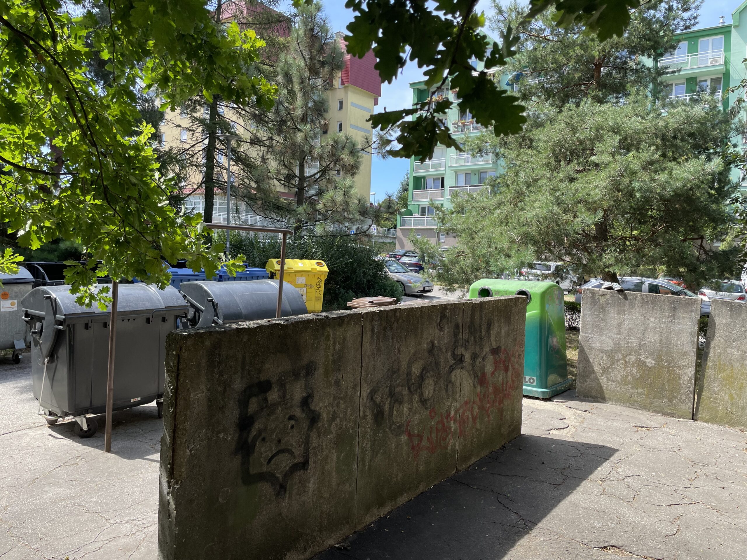 Staré betónové stojisko na Heyrovského ulici už neslúži pôvodnému účelu. Všetky kontajnery sú vyvezené vonku pred ním. Foto: Miroslava Pavlíková